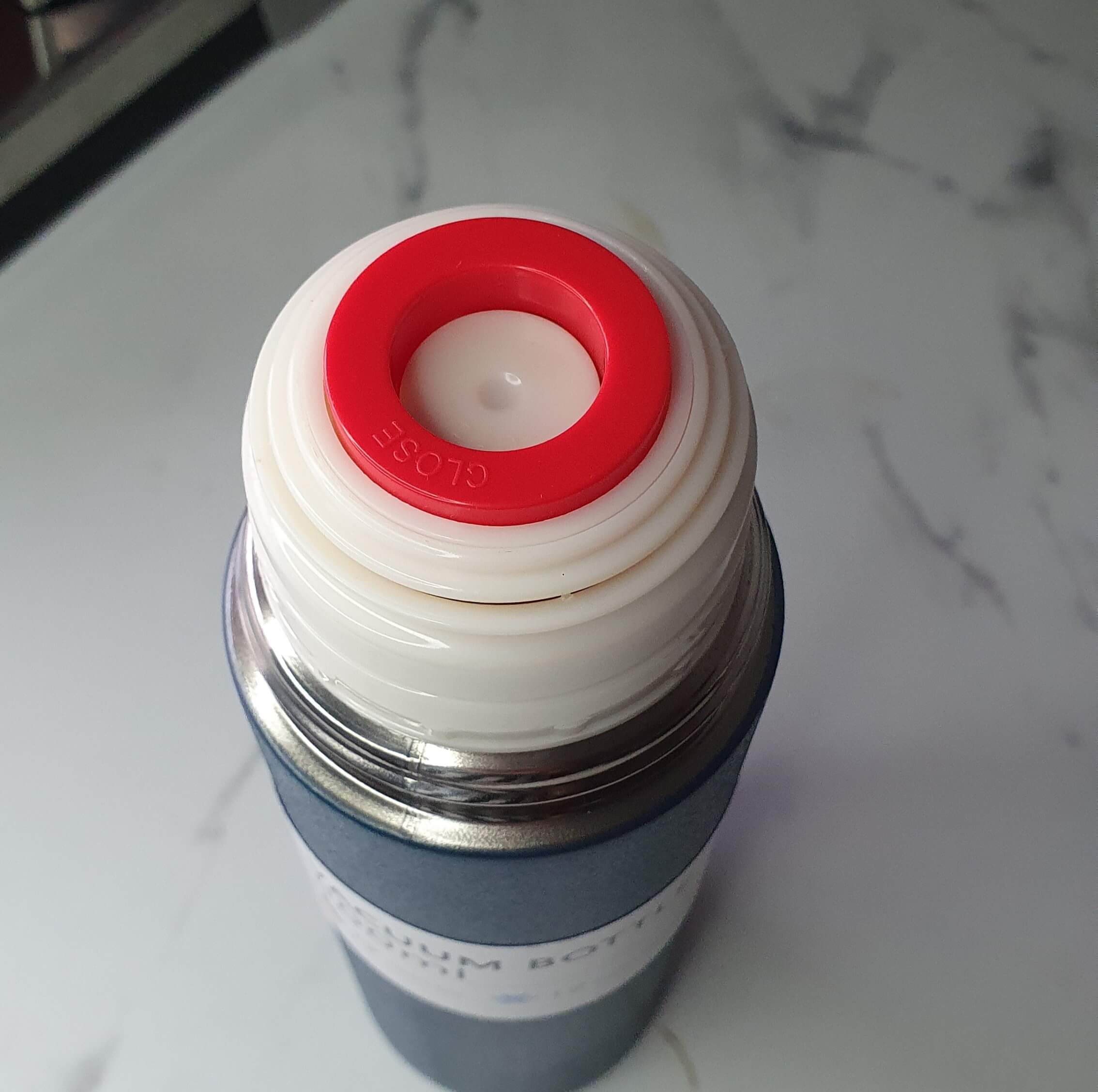 Slika otvarača na klik koji sprečava curenje napitka iz termosa za kafu