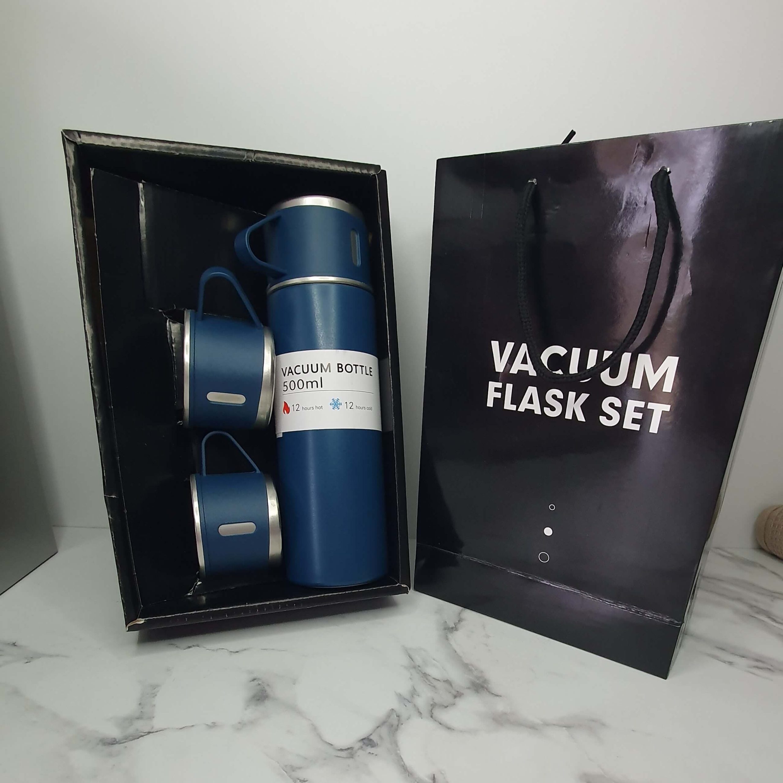 Slika termosa za kafu sa šoljicama i originalnim pakovanjem